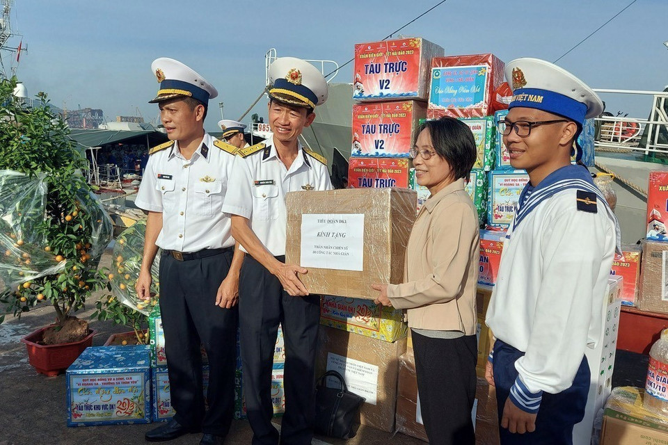 Tiếp nhận quà Tết các tổ chức, cá nhân trao tặng. (Ảnh: Đoàn Mạnh Dương/TTXVN)