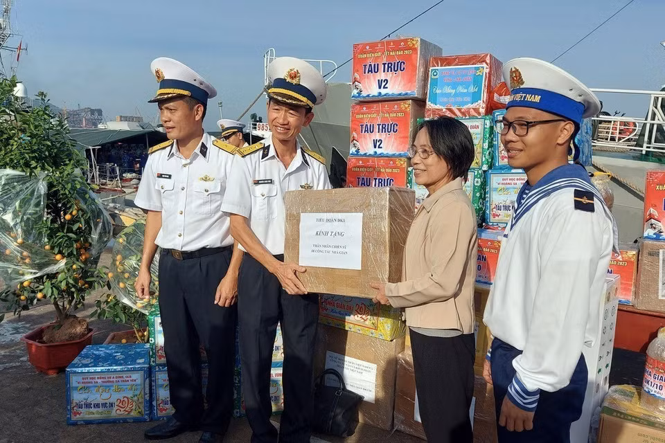 Tiếp nhận quà Tết các tổ chức, cá nhân trao tặng. (Ảnh: Đoàn Mạnh Dương/TTXVN)