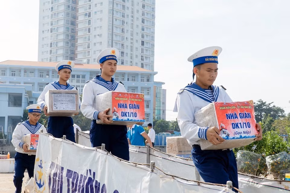 Các chiến sỹ chuyển quà Tết lên tàu. (Ảnh: Đoàn Mạnh Dương/TTXVN)