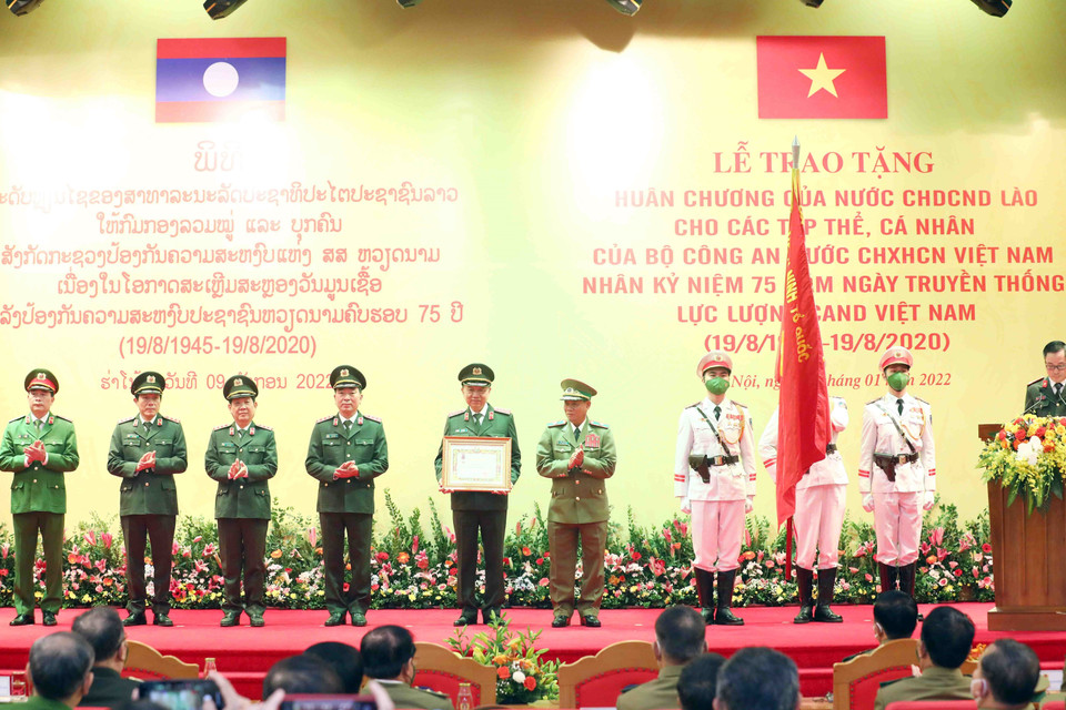 Đại tướng Vilay Lakhamphong, Bộ trưởng Bộ Công an nước Cộng hòa Dân chủ Nhân dân Lào trao Huân chương Tự do hạng Nhất của Nhà nước CHDCND Lào tặng tập thể lãnh đạo Bộ Công an nước CHXHCN Việt Nam. (Ảnh: Phạm Kiên/TTXVN)