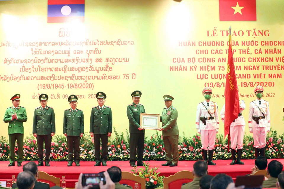 Đại tướng Vilay Lakhamphong, Bộ trưởng Bộ Công an nước Cộng hòa Dân chủ Nhân dân Lào trao Huân chương Tự do hạng Nhất của Nhà nước CHDCND Lào tặng tập thể lãnh đạo Bộ Công an nước CHXHCN Việt Nam. (Ảnh: Phạm Kiên/TTXVN)