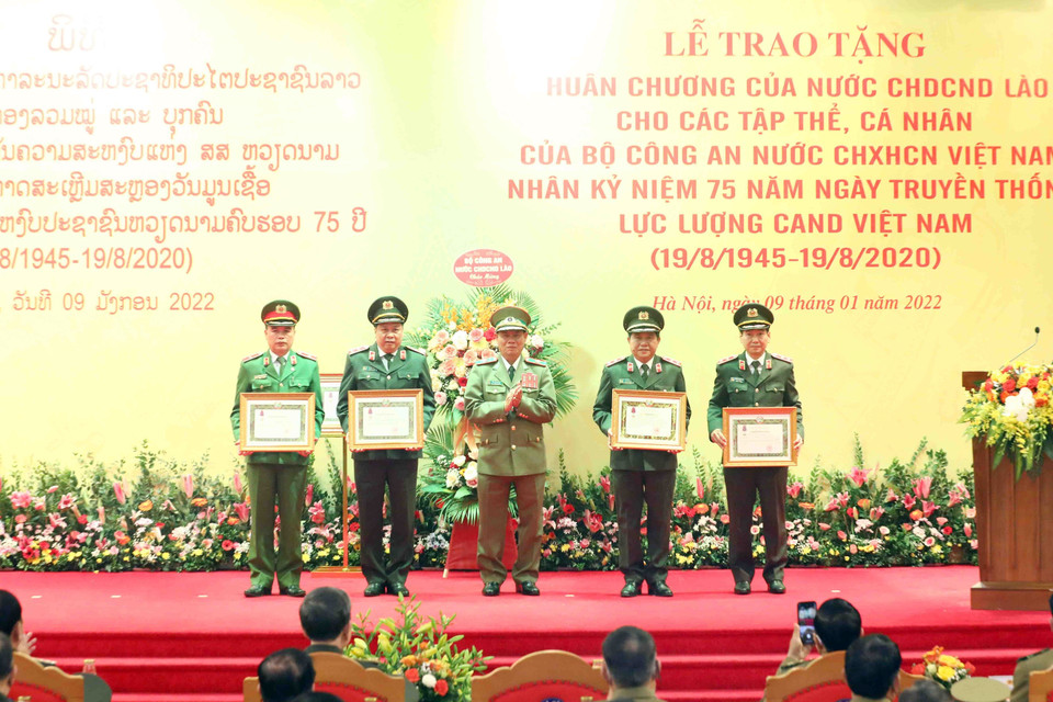 Đại tướng Vilay Lakhamphong, Bộ trưởng Bộ Công an nước Cộng hòa Dân chủ Nhân dân Lào trao Huân chương Tự do hạng Nhì, Ba của Nhà nước CHDCND Lào cho các tập thể của Bộ Công an Việt Nam. (Ảnh: Phạm Kiên/TTXVN)