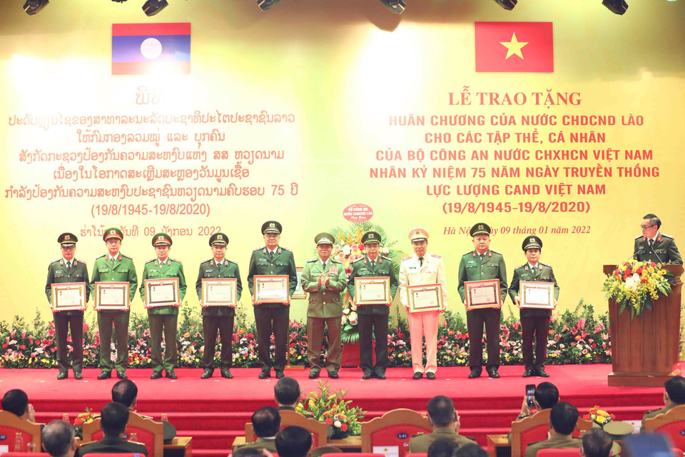 Đại tướng Vilay Lakhamphong, Bộ trưởng Bộ Công an nước Cộng hòa Dân chủ Nhân dân Lào trao Huân chương Lao động Nhất, Nhì, Ba của Nhà nước CHDCND Lào cho các tập thể của Bộ Công an Việt Nam. (Ảnh: Phạm Kiên/TTXVN)
