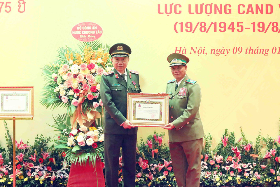 Đại tướng Vilay Lakhamphong, Bộ trưởng Bộ Công an nước Cộng hòa Dân chủ Nhân dân Lào trao Huân chương Tự do hạng Nhất của Nhà nước CHDCND Lào cho Đại tướng Tô Lâm, Bộ trưởng Bộ Công an Việt Nam. (Ảnh: Phạm Kiên/TTXVN)