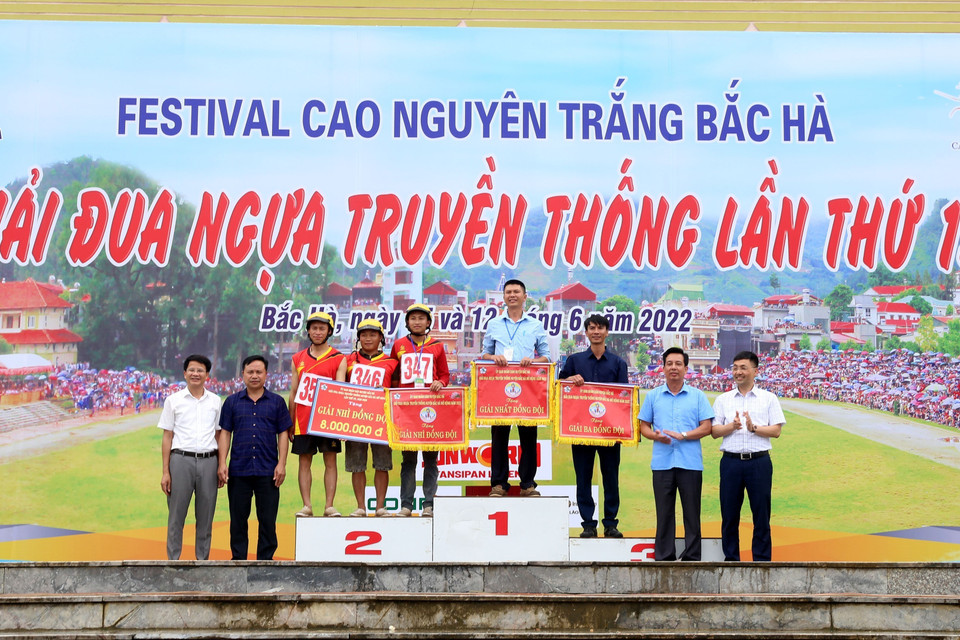 Ban tổ chức trao giải Nhất đồng đội cho đoàn vận động viên xã Na Hối, giải Nhì đồng đội cho đoàn vận động viên huyện Simacai và giải Ba đồng đội cho đoàn vận động viên xã Bản Phố. (Ảnh: Quốc Khánh/TTXVN)