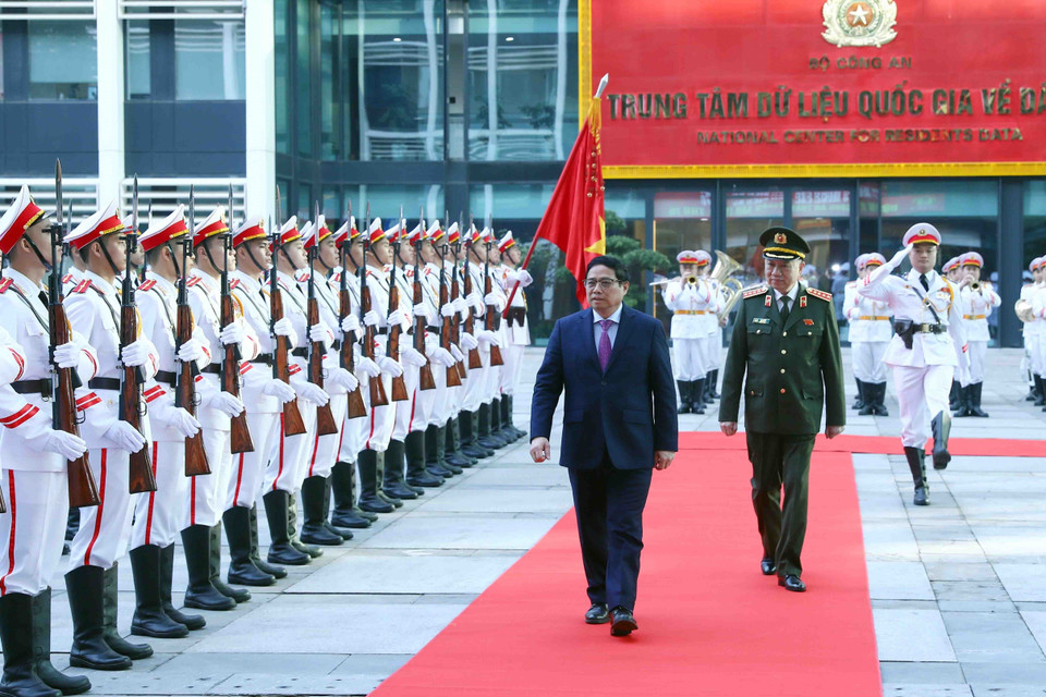 Thủ tướng Phạm Minh Chính duyệt đội danh dự Công an Nhân dân. (Ảnh: Phạm Kiên/TTXVN)