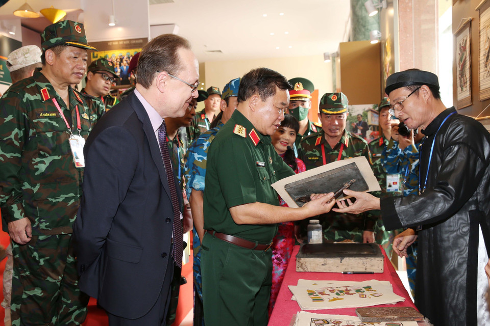 Thượng tướng Hoàng Xuân Chiến, Thứ trưởng Bộ Quốc phòng và Ngài Gennady Bezdetko, Đại sứ Đặc mệnh toàn quyền Liên bang Nga tại Việt Nam tham quan triển lãm Không gian văn hóa Việt Nam tại cuộc thi. (Ảnh: TTXVN phát)