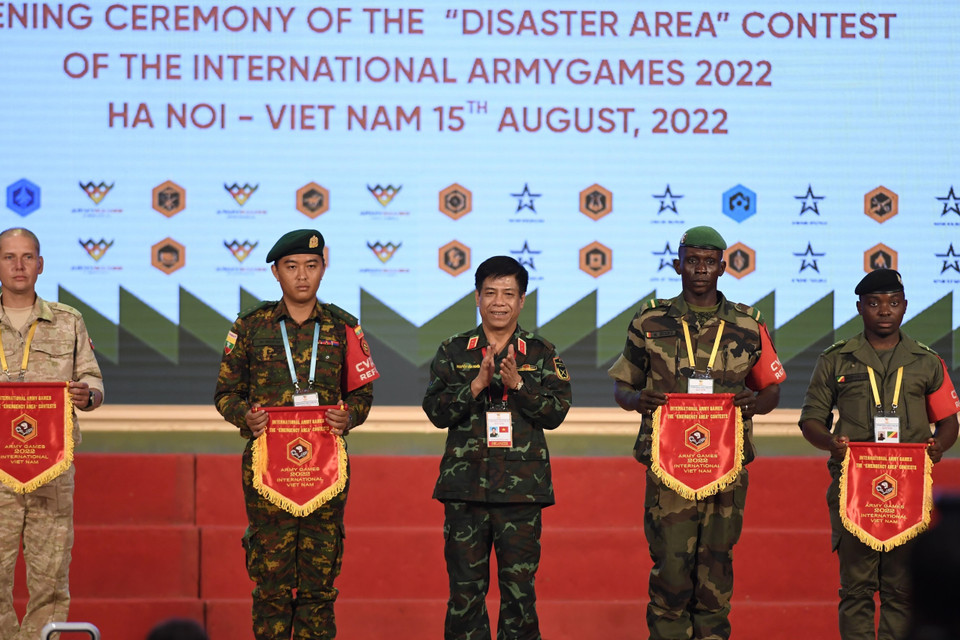 Trung tướng Nguyễn Văn Nghĩa, Phó tổng Tham mưu trưởng QĐND Việt Nam, Trưởng ban tổ chức Cuộc thi “Vùng tai nạn” trong khuôn khổ Army Games 2022 trao Cờ lưu niệm cho các đội tham gia cuộc thi. (Ảnh: TTXVN phát)