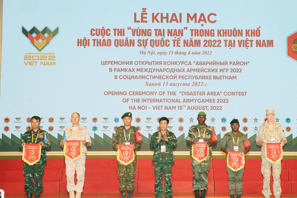 Trung tướng Nguyễn Văn Nghĩa, Phó tổng Tham mưu trưởng QĐND Việt Nam, Trưởng ban tổ chức Cuộc thi “Vùng tai nạn” trong khuôn khổ Army Games 2022 trao Cờ lưu niệm cho các đội tham gia cuộc thi. (Ảnh: TTXVN phát)