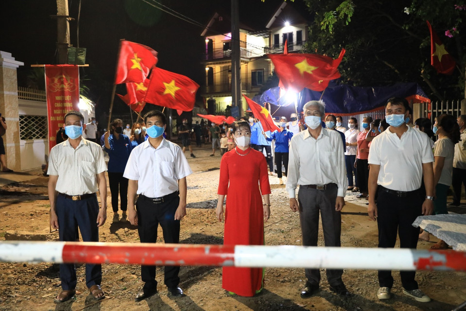 Cán bộ, nhân dân thôn Lỗ Giao thực hiện giãn cách chờ khoảnh khắc dỡ bỏ cách ly. (Ảnh: Thành Đạt/TTXVN)