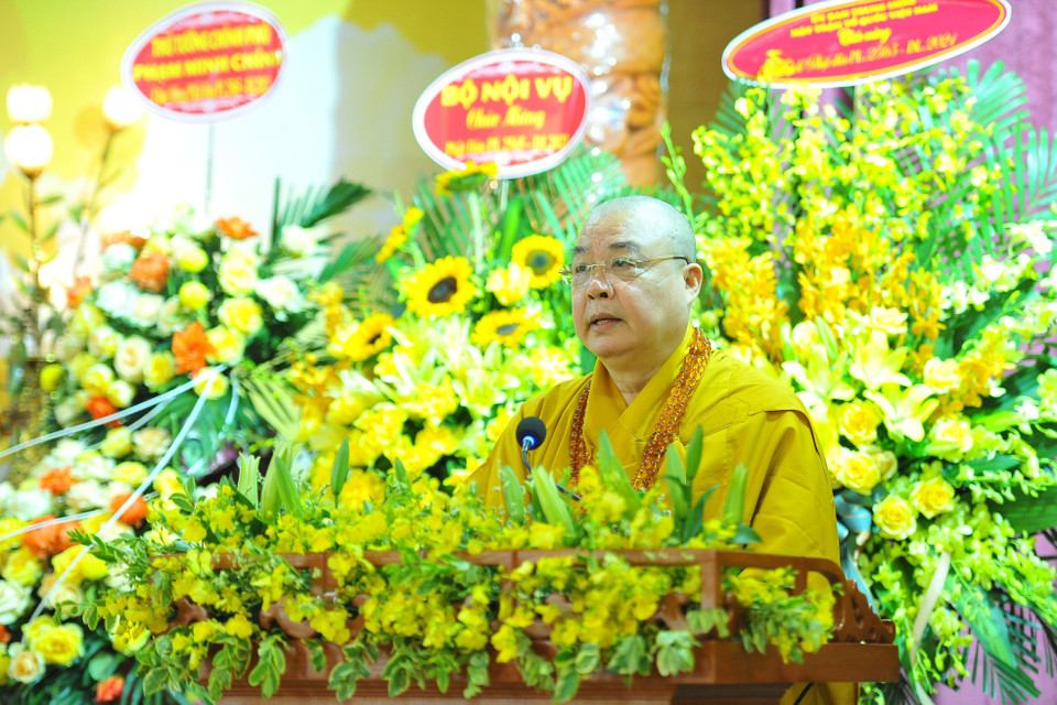 Hòa thượng Thích Thanh Nhiễu, Phó Chủ tịch Thường trực Hội đồng Trị sự Trung ương Giáo hội Phật giáo Việt Nam tuyên đọc thông điệp Phật đản 2021. (Ảnh: Minh Đức/TTXVN)