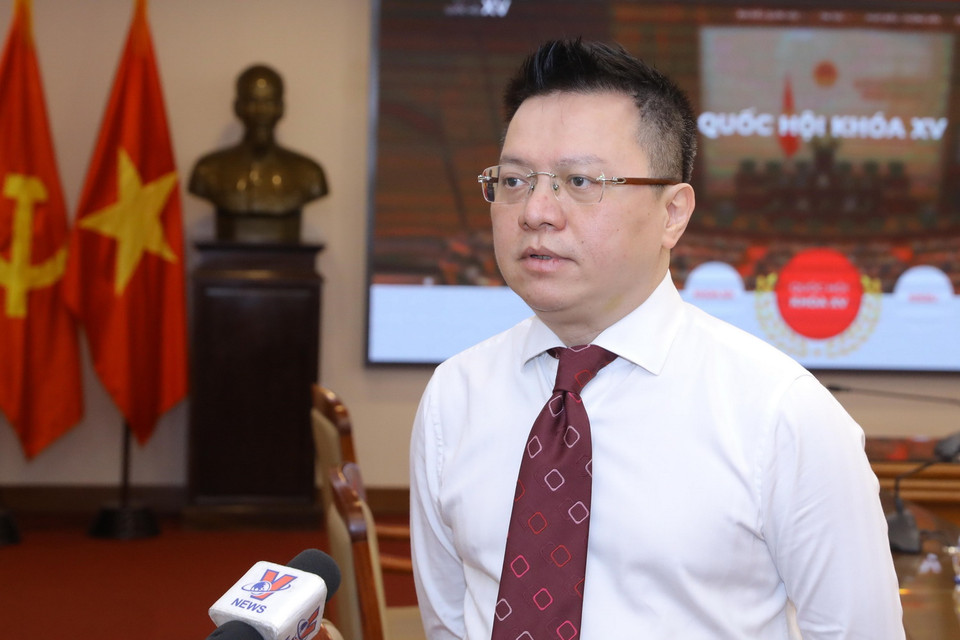 Ông Lê Quốc Minh, Ủy viên Trung ương Đảng, Bí thư Đảng ủy, Phó Tổng giám đốc TTXVN, trả lời phỏng vấn báo chí. (Ảnh: Văn Điệp/TTXVN)