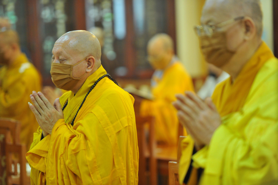 Các hòa thượng và chư tôn đức tụng bản Kinh chuyển pháp luân. (Ảnh: Minh Đức/TTXVN)