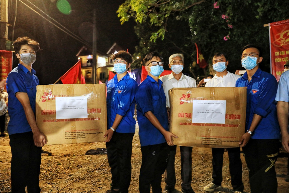 Huyện Đông Anh tặng khẩu trang y tế cho cán bộ, nhân dân thôn Lỗ Giao. (Ảnh: Thành Đạt/TTXVN)