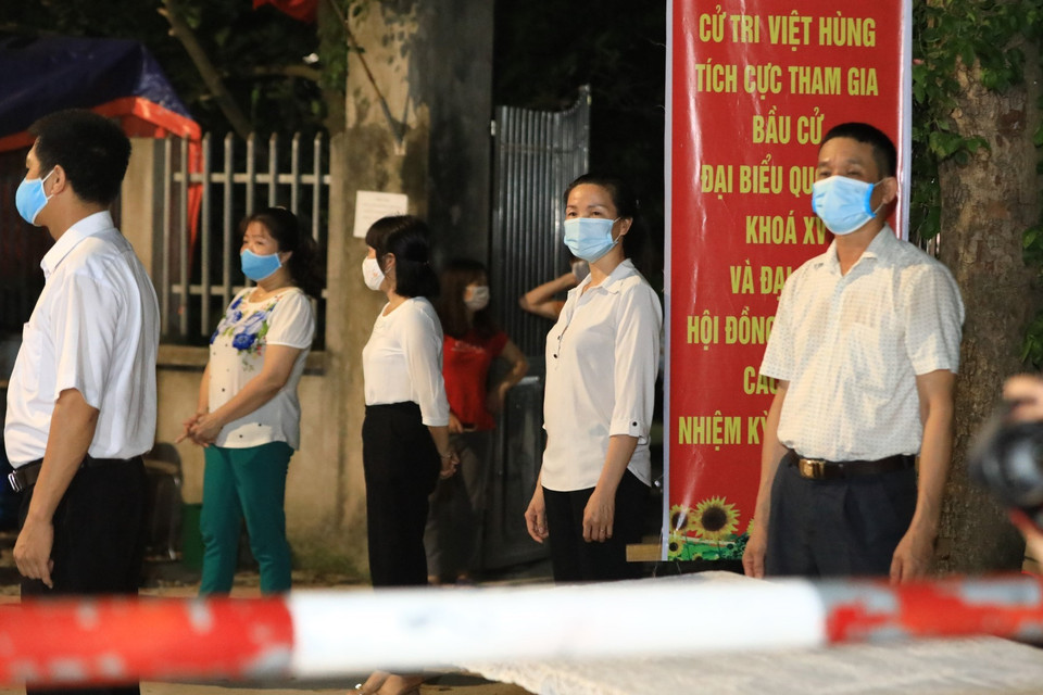 Cán bộ, nhân dân thôn Lỗ Giao trước giờ dỡ bỏ cách ly. (Ảnh: Thành Đạt/TTXVN) 