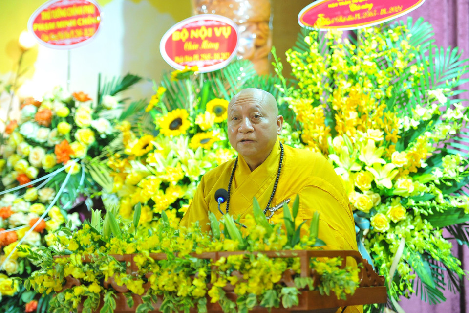 Hòa thượng Thích Gia Quang, Phó Chủ tịch Hội đồng Trị sự, Trưởng ban Thông tin Truyền thông của Trung ương Giáo hội Phật giáo Việt Nam, đọc diễn văn tại Lễ Phật đản. (Ảnh: Minh Đức/TTXVN)