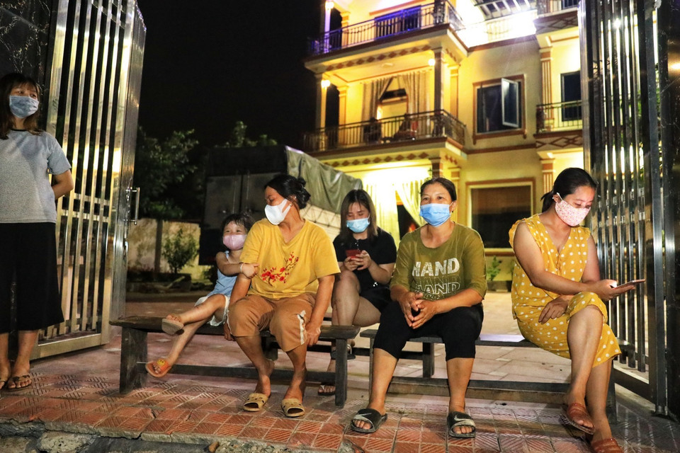 Sau lệnh dỡ bỏ cách ly thôn Lỗ Giao, người dân nơi đây đã trở lại trạng thái bình thường. (Ảnh: Thành Đạt/TTXVN)