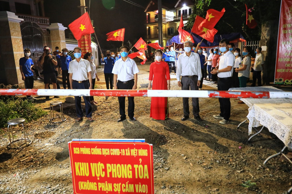 Cán bộ, nhân dân thôn Lỗ Giao thực hiện giãn cách chờ khoảnh khắc dỡ bỏ cách ly. (Ảnh: Thành Đạt/TTXVN)