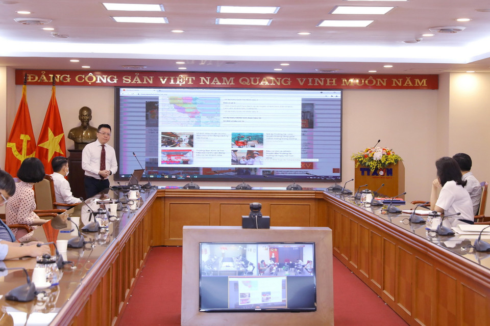 Ông Lê Quốc Minh, Ủy viên Trung ương Đảng, Bí thư Đảng ủy, Phó Tổng giám đốc TTXVN, giới thiệu về vai trò và tầm quan trọng của trang thông tin phục vụ công tác bầu cử. (Ảnh: Văn Điệp/TTXVN)