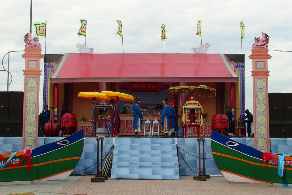 Tái hiện lăng thờ và nghi thức cúng Thần Nam Hải (cá voi). (Ảnh: Nguyên Lý/TTXVN)