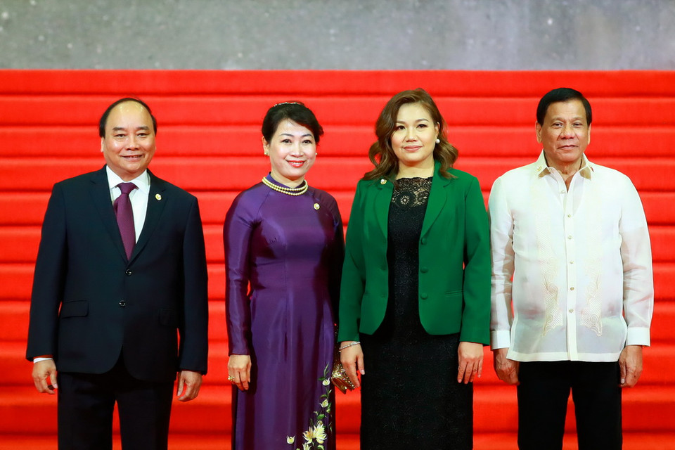 Tổng thống nước Cộng hòa Philippines Rodrigo Roa Duterte đón Thủ tướng Nguyễn Xuân Phúc và Phu nhân. (Ảnh: Thống Nhất/TTXVN)