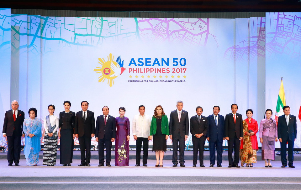 Thủ tướng Nguyễn Xuân Phúc và Phu nhân chụp ảnh chung tại Lễ khai mạc. (Ảnh: Thống Nhất/TTXVN)