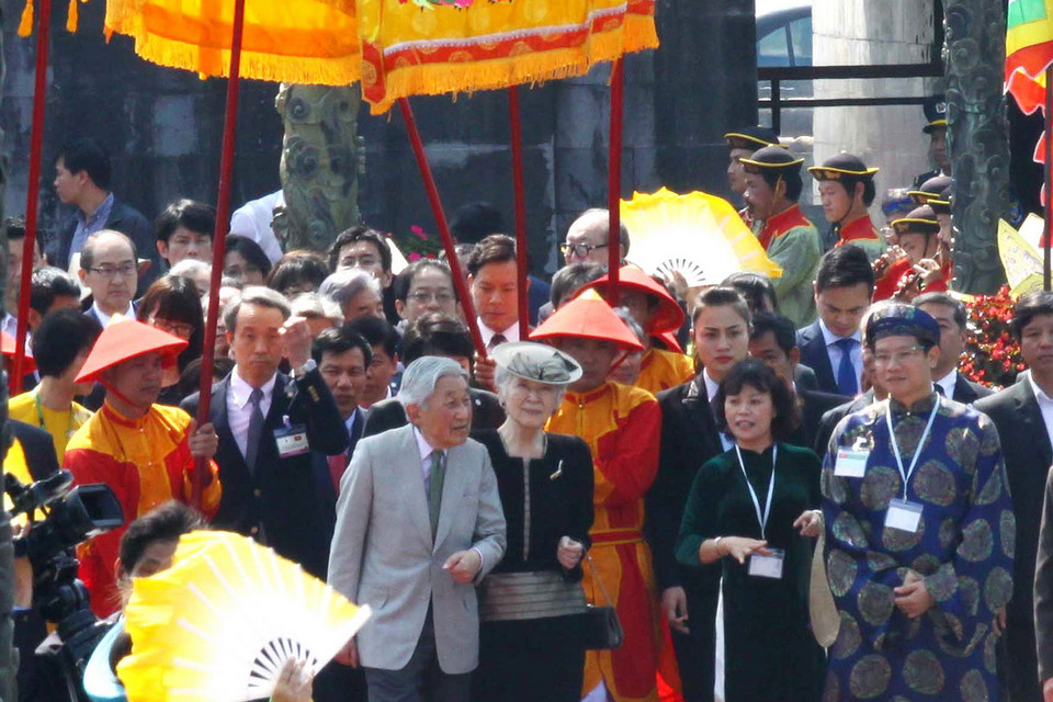 Nhà vua Nhật Bản Akihito và Hoàng hậu Michiko thăm Đại nội Huế. (Ảnh: Hồ Cầu/TTXVN)