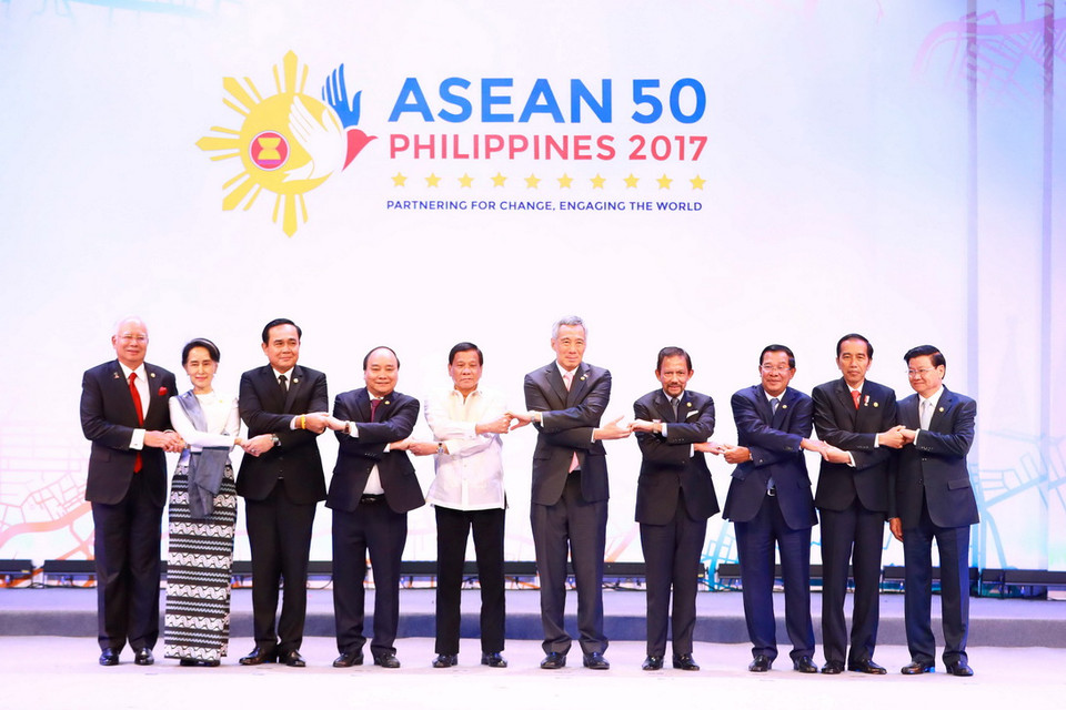 Thủ tướng Nguyễn Xuân Phúc (thứ tư từ trái sang) và các Trưởng đoàn chụp ảnh chung. (Ảnh: Thống Nhất/TTXVN)