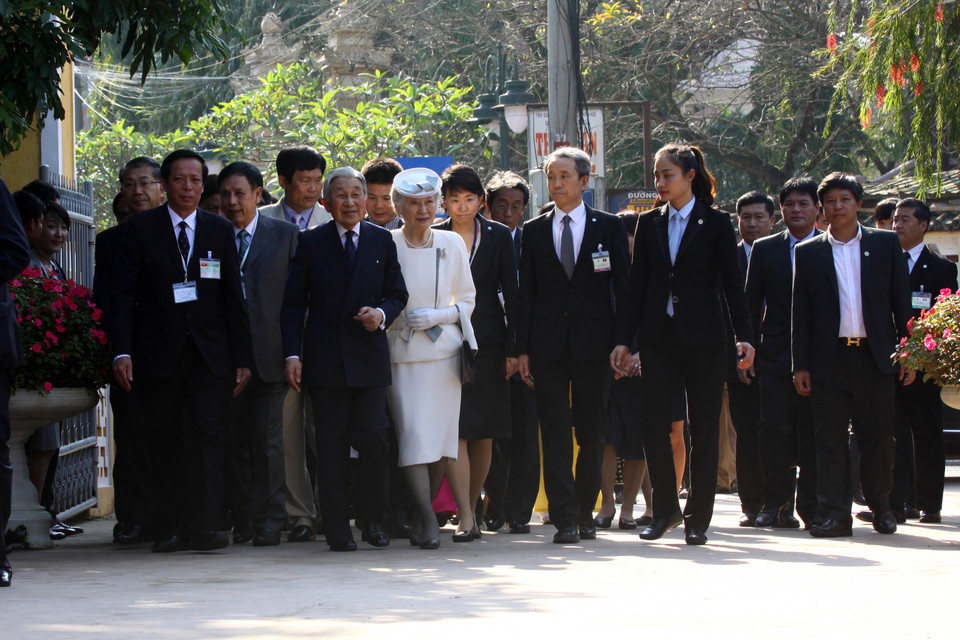 Nhà vua Nhật Bản Akihito và Hoàng hậu Michiko với các đại biểu tại Nhà lưu niệm Phan Bội Châu, số 15 đường Phan Bội Châu, phường Trường An, thành phố Huế. (Ảnh: Hồ Cầu/TTXVN)