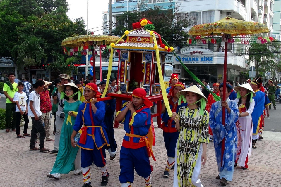 Nghi lễ rước sắc phong tại lễ hội. (Ảnh: Nguyên Lý/TTXVN)