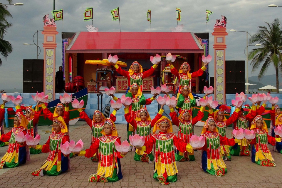 Biểu diễn múa Lục cúng hoa đăng tại lễ hội. (Ảnh: Nguyên Lý/TTXVN)