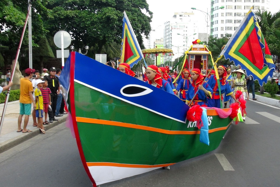  Tái hiện nghi thức đưa tàu vươn khơi. (Ảnh: Nguyên Lý/TTXVN)