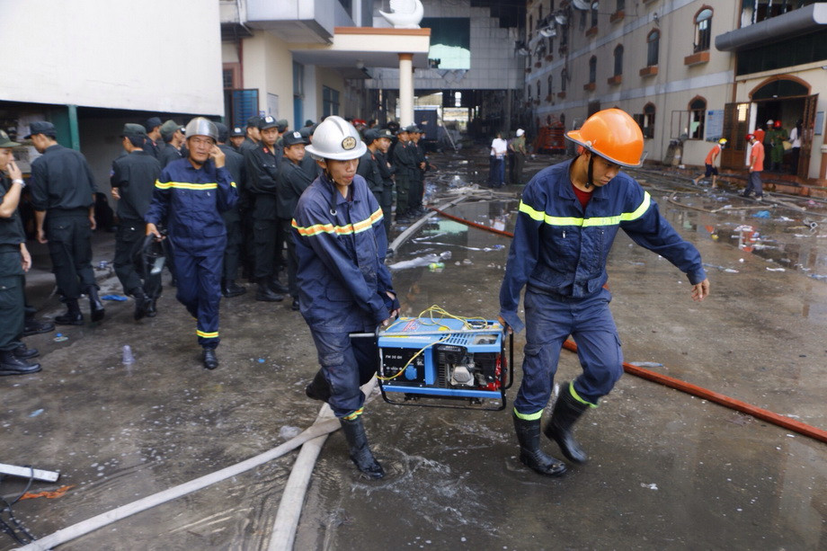  Đưa phương tiện máy móc tiếp cận hiện trường để dập tắt ngọn lửa. (Ảnh: Thanh Liêm/TTXVN)
