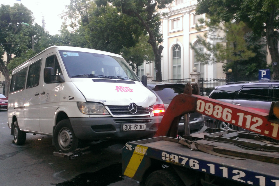 Tới 17 giờ cùng ngày, các xe cứu hộ đã được điều tới để di chuyển các xe trong vụ tai nạn về cơ quan chức năng để xử lý