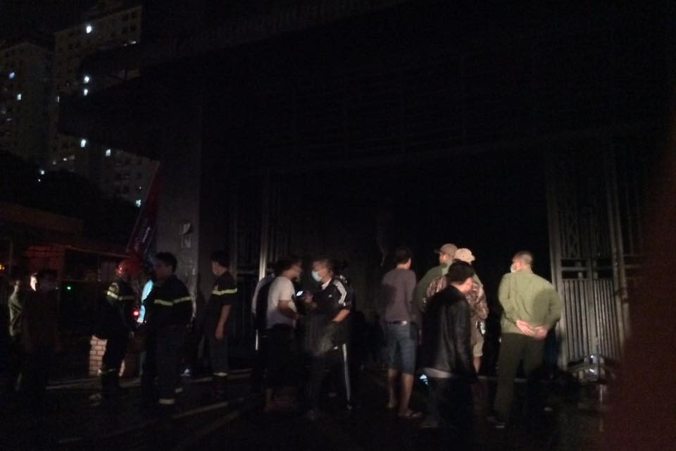 Vụ cháy tuy đã được dập tắt, nhưng được biết, hiện vẫn còn người mắc kẹt phía trên, trong khi khói bốc lên vẫn còn nhiều. (Ảnh: Sơn Bách/Vietnam+)