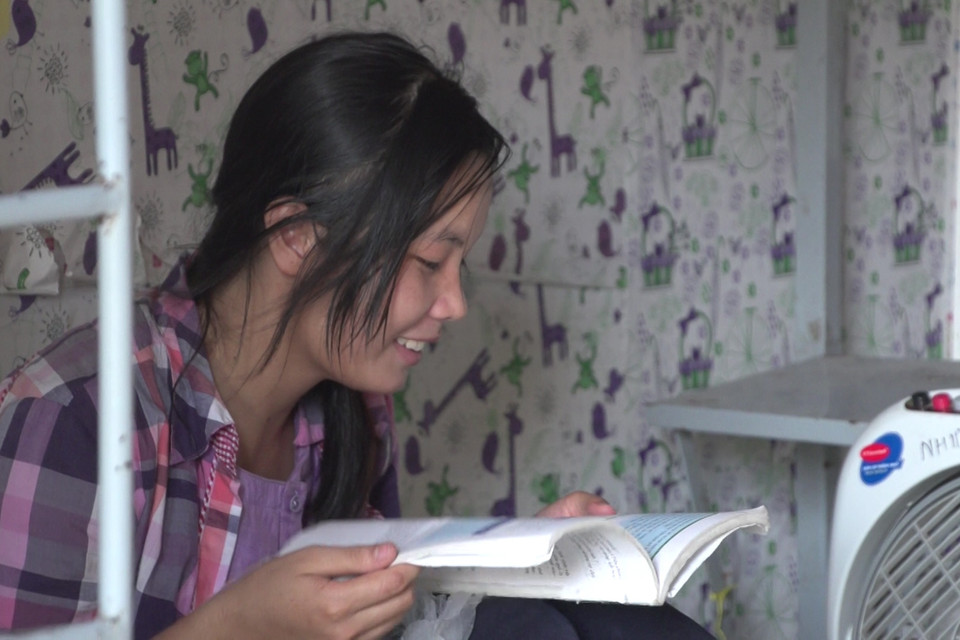 Giờ đây, Thúy có thể chuyên tâm cho việc ôn tập, sẵn sàng bước vào 2 môn thi quan trọng còn lại là Hóa và Sinh. Thúy mơ ước được trở thành bác sỹ nên mục tiêu của em là đỗ vào trường Đại học Y. (Ảnh: Tùng Lâm/Vietnam+)