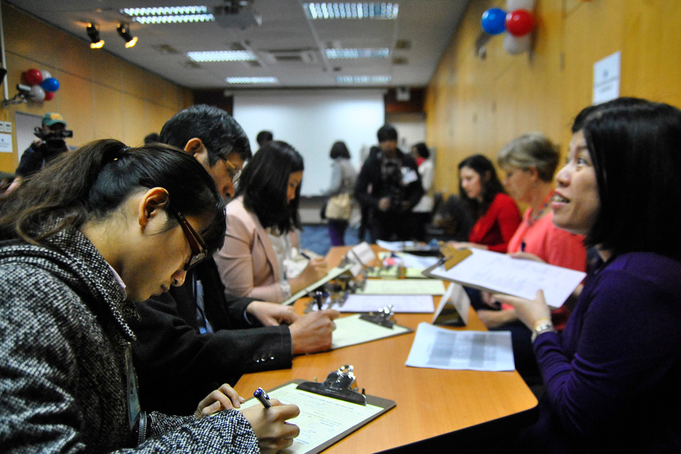 Rất đông người tình nguyện đã tới để đăng ký hiến máu. (Ảnh: Võ Phương/Vietnam+)