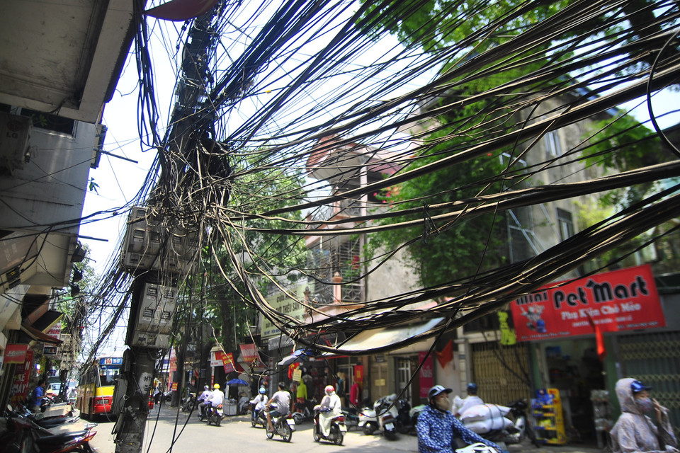 Khung cảnh trên không chỉ gây chướng mắt, mà còn tiềm ẩn nhiều nguy hiểm cho người dân (Ảnh: Võ Phương/Vietnam+)