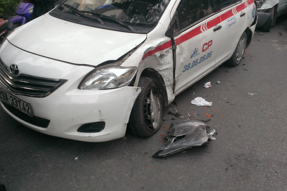 Xe taxi bị đâm đầu tiên, trong đó, lái xe taxi bị thương và đã được đưa đi cấp cứu