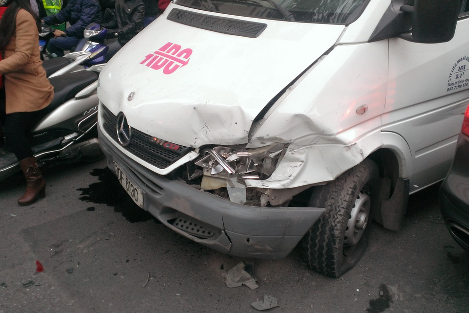 Chiếc xe 16 chỗ bị đâm tiếp sau chiếc taxi