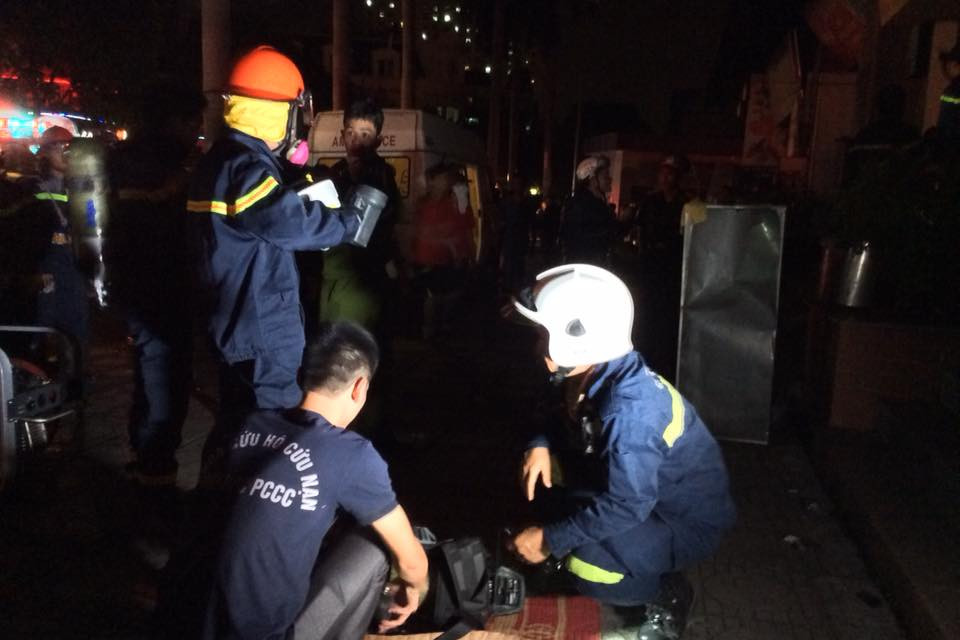 Rất đông lính cứu hộ đã được huy động để giải cứu các nạn nhân. (Ảnh: Sơn Bách/Vietnam+)