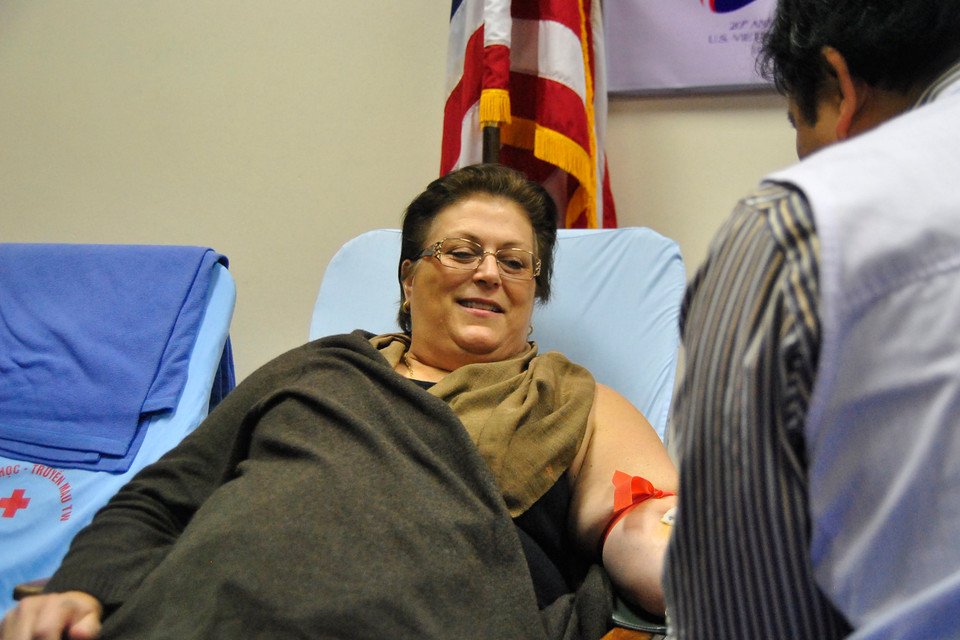 Bà Phó Đại sứ Claire Pierangelo cũng rất hồ hởi tham dự buổi hiến máu. (Ảnh: Võ Phương/Vietnam+)