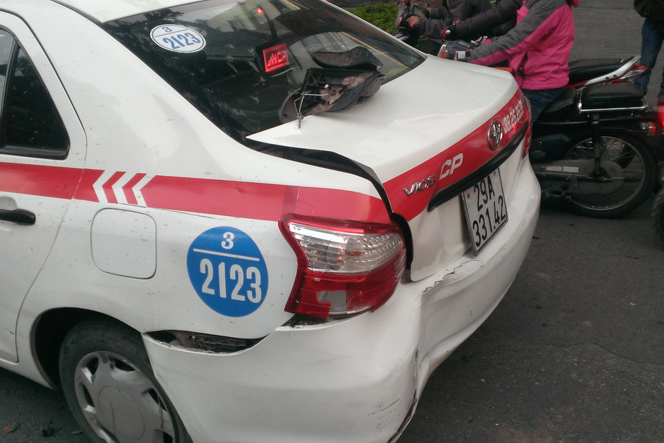 Không chỉ phần đầu, phần đuôi xe cũng bị hư hỏng