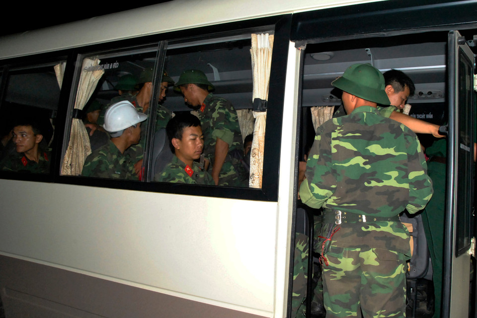 Xong việc tại điểm này, một bộ phận chiến sỹ khác sẽ lên xe để tiếp tục chi viện cho điểm khác. (Ảnh: Võ Phương/Vietnam+)