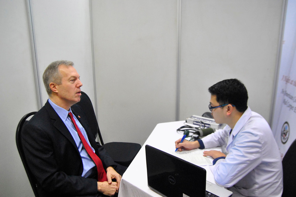 Những người tham gia hiến máu đều được khám sức khỏe cẩn thận. (Ảnh: Võ Phương/Vietnam+)