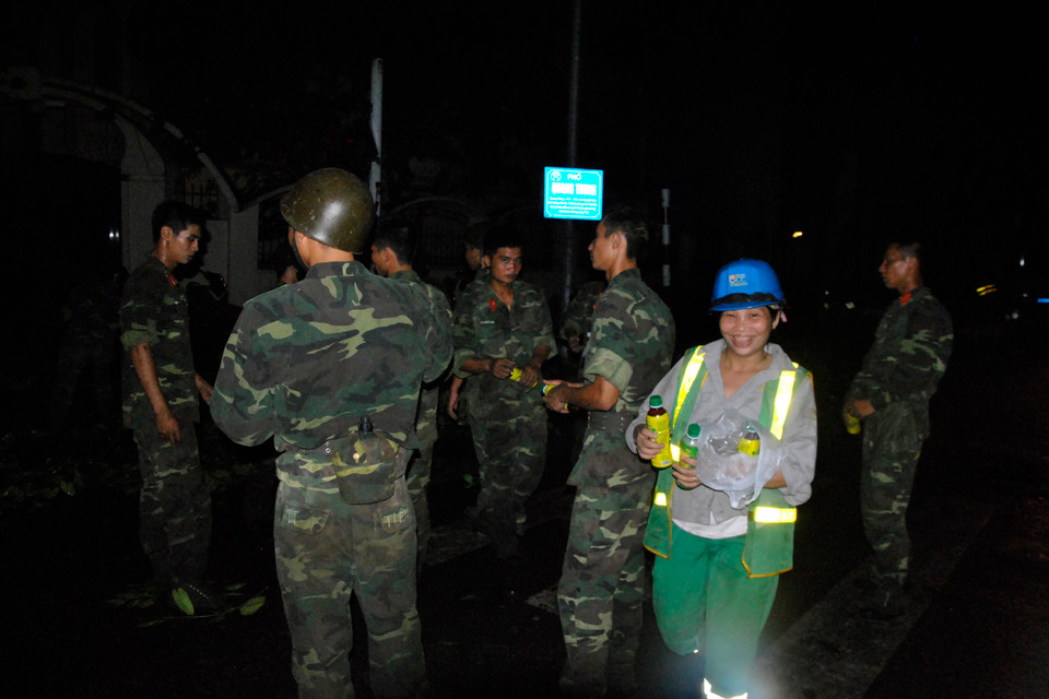 ''Nào thì làm miếng nước rồi cô cháu ta tiếp tục chiến đấu.' (Ảnh: Võ Phương/Vietnam+)