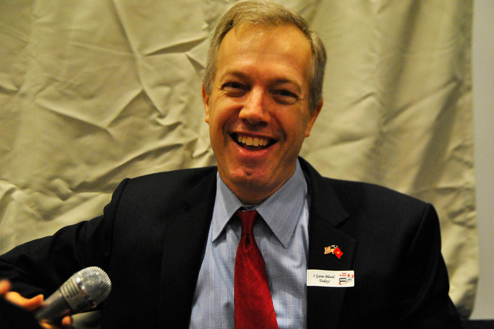 Ngài đại sứ chia sẻ vui với phóng viên về sở thích đạp xe của mình, Ngài cho rằng, rèn luyện thể thao là một cách hữu hiệu để có được dòng máu khỏe mạnh cho cơ thể. (Ảnh: Võ Phương/Vietnam+)