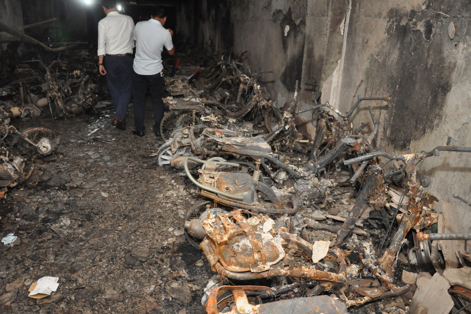 Sáng cùng ngày, lãnh đạo Cục phòng cháy chữa cháy đã bác tin đồn có khoảng 1000 xe máy bị thiêu rụi sau vụ cháy. (Ảnh: Cộng tác viên)