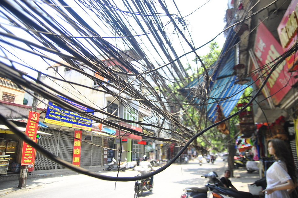 Đặc biệt tại những con ngõ, các bó dây hạ thấp khiến người dân khi vào ra không khỏi nơm nớp lo sợ. (Ảnh: Võ Phương/Vietnam+)