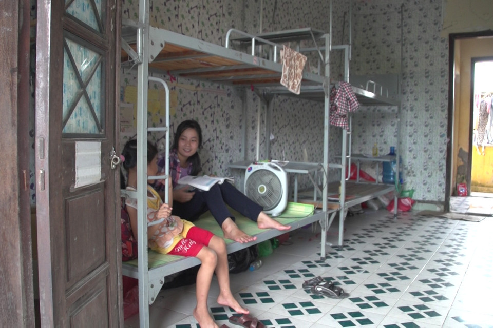 Bà cũng giới thiệu Thúy tới trung tâm và được ban lãnh đạo mời vào ở tại kỳ túc xá trường, đồng thời đài thọ em toàn bộ chi phí ăn ở trong thời gian thi. (Ảnh: Tùng Lâm/Vietnam+)